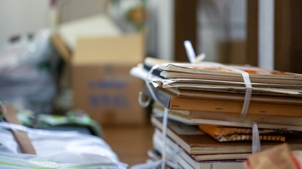 遺品整理の見積もりで金額に影響する、束ねた書類や荷物の量