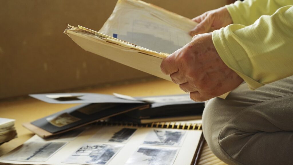 遺品整理で残しておく思い出の品を手に取って確認している様子